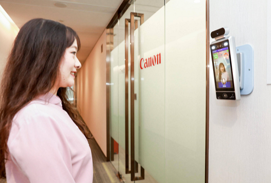 Knipsel lachende dame kl2